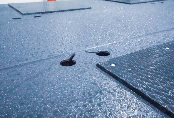 Chain hooks and sand painting on the loading platform