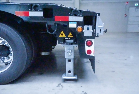 Mechanical landing legs at the rear of the platform with preparation for hydraulic landing gears