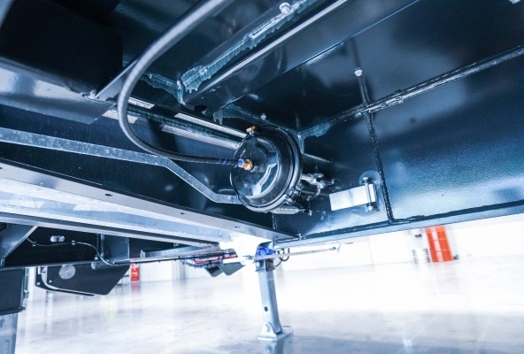 Pneumatically actuated extension lock